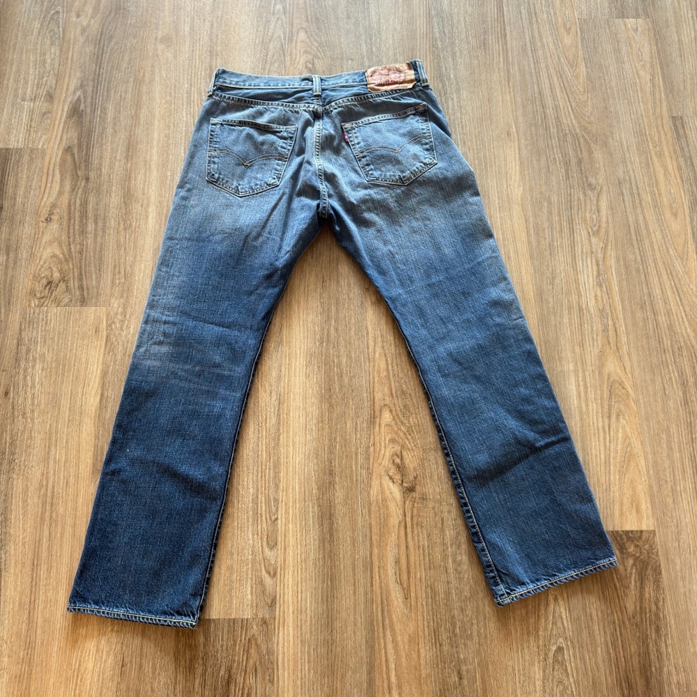 Levis 501 Original Fit Mens Jeans 34x30 Medium Wash Blue Button Fly Straight Leg - Picture 4 of 11